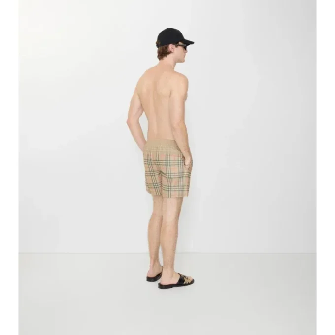 Badehose mit Farbverlauf im Karomuster