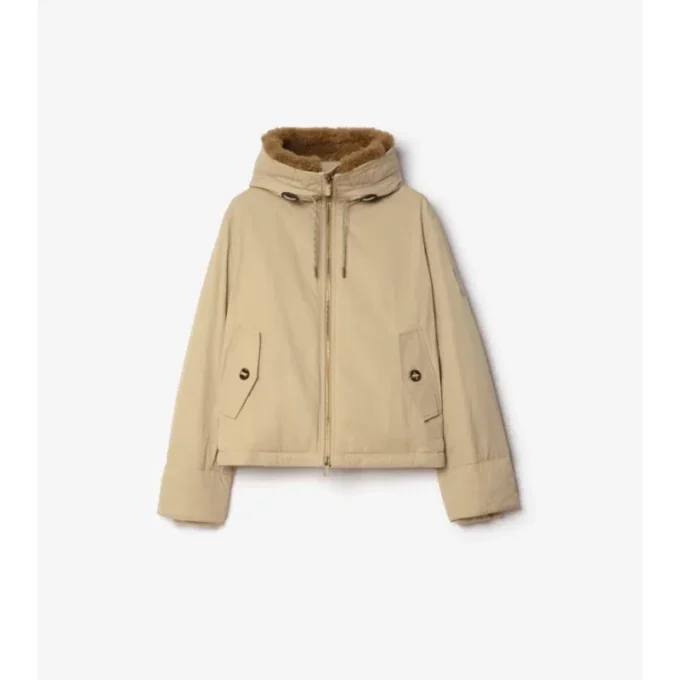 Gabardine-Kapuzenjacke mit Lammfellbesatz