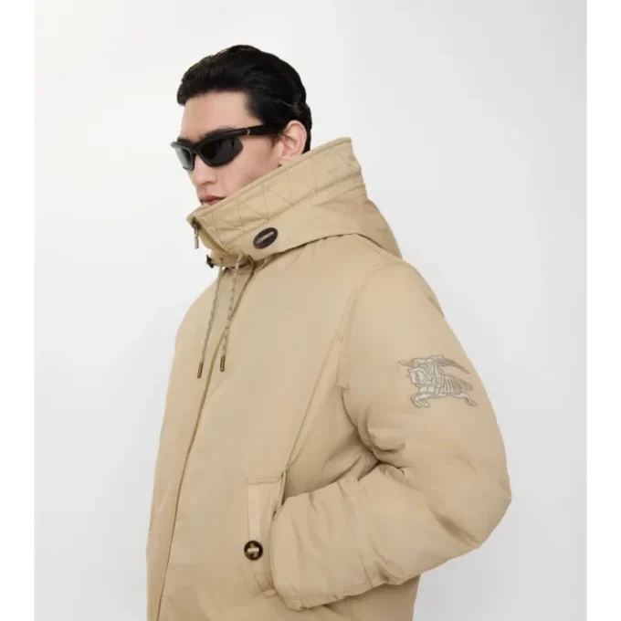 Gabardine-Kapuzenjacke mit Lammfellbesatz