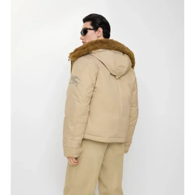Gabardine-Kapuzenjacke mit Lammfellbesatz