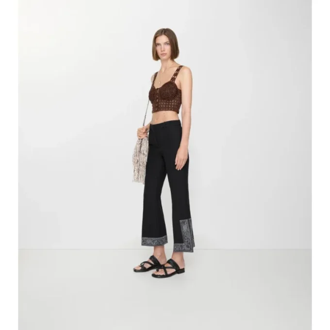 Kurze, bestickte, ausgestellte Hose aus Woll-Seide