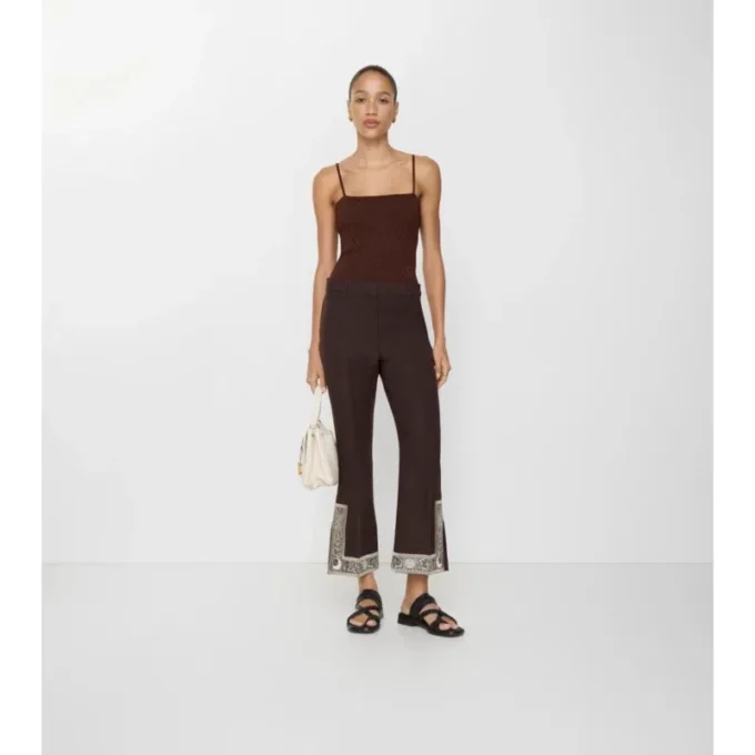 Kurze, bestickte, ausgestellte Hose aus Woll-Seide