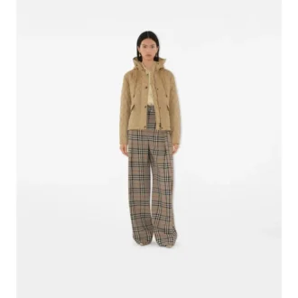 kurze gesteppte nylon kapuzenjacke 2 330x330 - Kurze, gesteppte Nylon-Kapuzenjacke