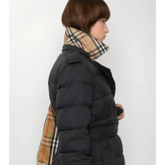 Kurzer Nylon-Daunenmantel mit Kapuze