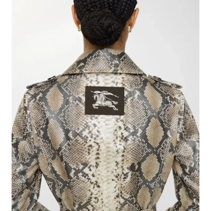 Kurzer Stonehaven-Car Coat aus beschichteter Baumwolle mit Python-Print