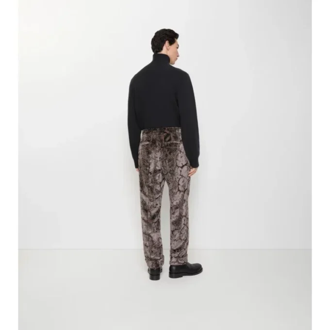 Maßgeschneiderte Hose aus Weinreben-Samt