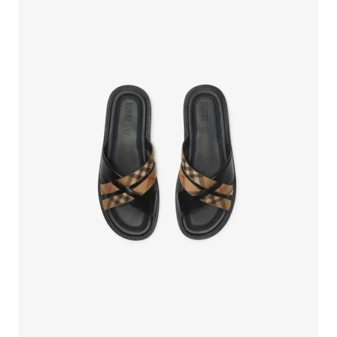 Sandalen mit Karomuster und Lederbesatz 