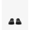 Sneaker aus geprägtem Leder mit Karomuster 