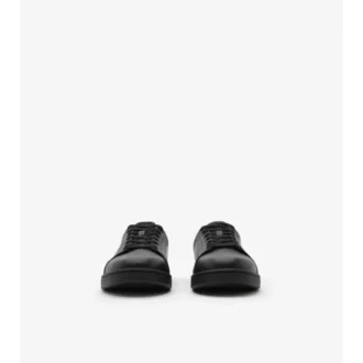 Sneaker aus geprägtem Leder mit Karomuster 
