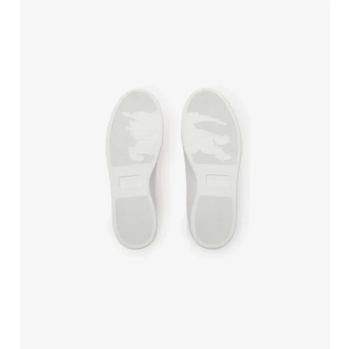 Sneaker aus geprägtem Leder mit Karomuster 