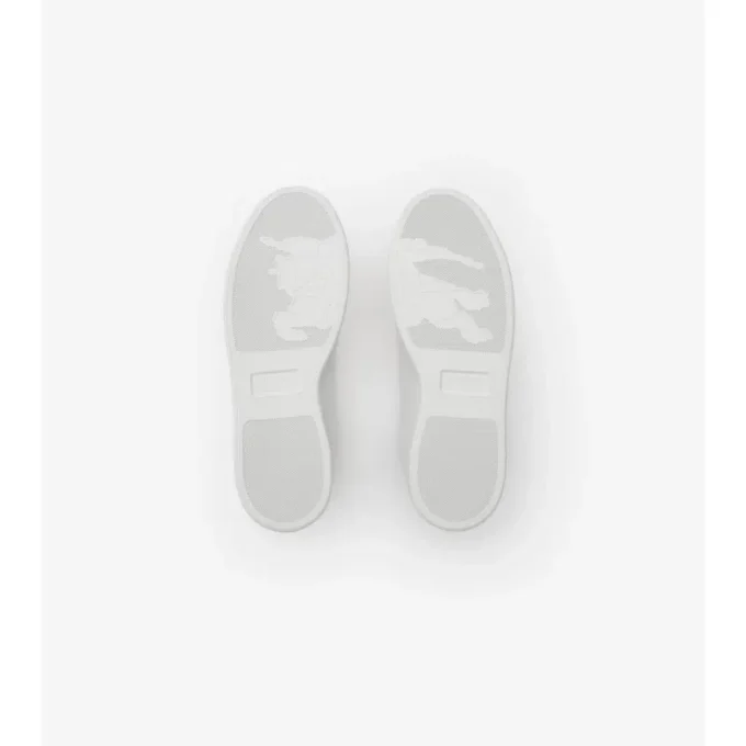 Sneaker aus geprägtem Leder mit Karomuster