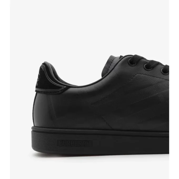 Sneaker aus geprägtem Leder mit Karomuster 