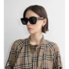 Sonnenbrille mit quadratischem Rahmen und Check-Muster-Intarsien