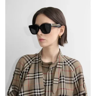 Sonnenbrille mit quadratischem Rahmen und Check-Muster-Intarsien