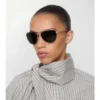 Sonnenbrille mit quadratischem Rahmen und Metalllogo