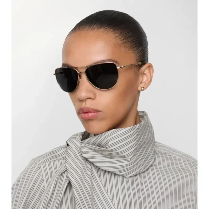 Sonnenbrille mit quadratischem Rahmen und Metalllogo